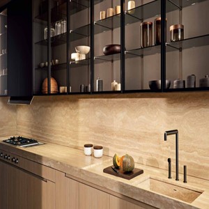 Armoires de cuisine modernes modulaires personnalisées Balom avec façade en verre, placage bois et plan de travail en travertin, finition laquée blanche - Product Image 1