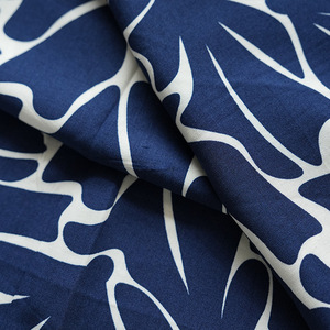 Vải cotton lụa in họa tiết xanh trắng, chất liệu mềm mại, thân thiện với da, xuất xưởng trực tiếp, dùng may đồ ngủ và áo sơ mi. - Product Image 1