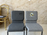 Chaise d'église rembourrée en tissu avec structure en fer empilable, idéale pour les sanctuaires, les auditoriums et les théâtres – Vente en gros à prix réduit