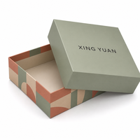 Boîte cadeau rigide en carton avec couvercle et base, finition mate, gaufrage, insert en mousse, logo personnalisé, taille personnalisée pour parfum