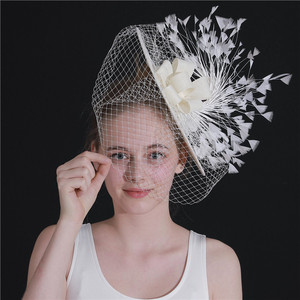 Sombrero Fascinador Vintage con Base Blanca, Velo de Red Negro y Lazo de Plumas - Product Image 4