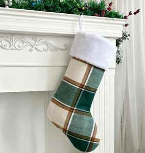 Chaussettes de Noël personnalisées en velours doux brodé à carreaux verts pour la décoration de la maison - Product Image 4