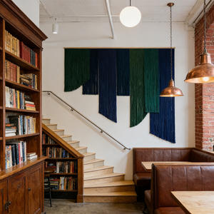 Décoration murale en macramé tissé avec franges ombrées pour hall de complexe hôtelier tropical, pour intérieurs côtiers modernes et luxueux - Product Image 2