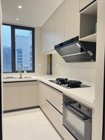 Mueble de Cocina Moderno con Diseño Minimalista en Blanco Grisáceo y Mármol, Cajones de Almacenamiento, Personalizado para Proyectos Hoteleros