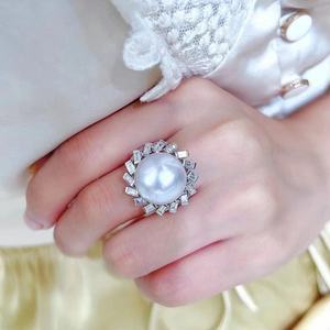 Bague en argent sterling S925 avec perle de 12-13 mm, design élégant et polyvalent, avec perle ronde légèrement imparfaite - Product Image 1