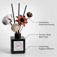 Diffuseur de parfum carré en verre noir mat avec bâtonnets en coton séché, tournesol, eucalyptus, rose blanche et bâtonnets diffuseurs noirs pour la maison