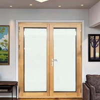 Puertas plegables de madera revestidas de aluminio de diseño moderno, marcos de puertas de ventanas de madera de bajo consumo duraderos para vidrio plegable de patio