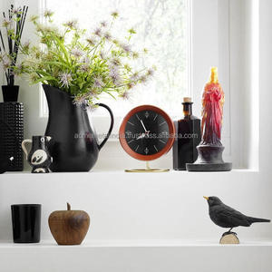 Horloge de table design vintage en aluminium avec cadran blanc, parfaite pour la décoration intérieure haut de gamme et l'accent intérieur élégant - Product Image 4