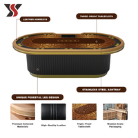 Table de poker Texas personnalisée YS OEM avec piétement ondulé, tapis damassé doré, rail brun, 10 porte-gobelets et base côtelée pour casino
