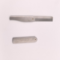 Peigne à barbe pliable en acier inoxydable 304 avec gravure laser personnalisée du logo, masseur du cuir chevelier pour les soins des cheveux