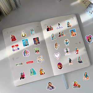 ZY3663C 50 Piezas de Calcomanías de PVC de la Cantante Pop <span class=keywords><strong>Karol</strong></span> <span class=keywords><strong>G</strong></span>, Calcomanías Decorativas Impermeables para Vasos, Guitarras, Computadoras Portátiles y Equipaje - Product Image 4