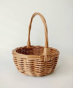 Panier en rotin artisanal avec un tressage élégant pour le rangement, la décoration et une utilisation quotidienne fonctionnelle dans n'importe quel environnement domestique - Product Image 2