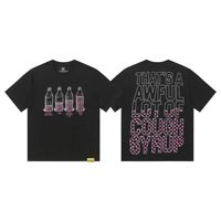 C'est une chemise imprimée pour homme à manches courtes, coupe oversize et épaules tombantes, 100% coton de qualité supérieure, avec un motif « Syrup », adaptée