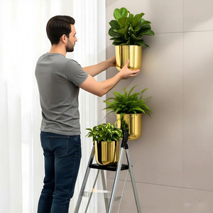 Juego de 3 Macetas de Pared Metálicas Doradas |   Modernos Soportes de Pared Cilíndricos para Flores con Acabado Pulido de Lujo para Interiores - Product Image 3