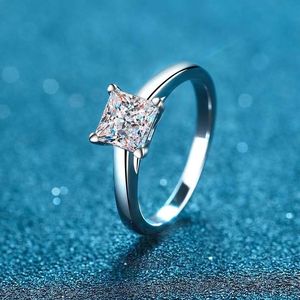 Anillo de Compromiso y Boda de Oro Blanco Real de 14k con Diamante Moissanita de 1 Quilate y Engaste de Puntas - Product Image 3