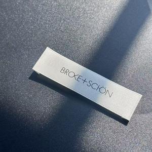 Etichetta personalizzata ad alta densità per la cura della parte superiore dell'etichetta dell'orlo della piega fine per le borse dei pantaloni del Logo del marchio etichette dell'indumento <span class=keywords><strong>numero</strong></span> di modello - Product Image 1