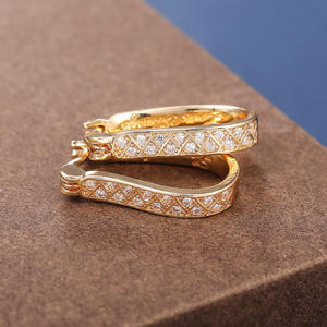 Boucles d'oreilles créoles en or 18 carats Zam Chanya avec diamants ronds taille brillant sertis en canal, design géométrique, bijoux de luxe pour femmes - Product Image 4