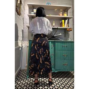 Jupe portefeuille noire brodée au crochet, imprimé floral, taille XS, taille naturelle, longueur genou, vêtements d'automne pour fille, vente en gros - Product Image 1