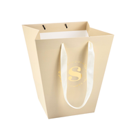 Speziell für Blumenläden: Luxuriöse Champagnerfarbene Blumenpapiertüte mit Goldprägung-Logo-Aufdruck