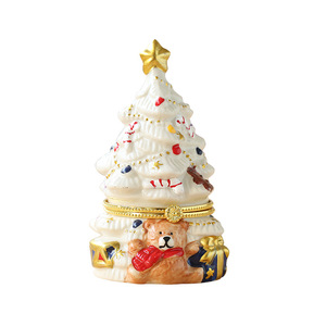 Boîte à bibelots en céramique décorative ours arbre de Noël artisanal roman petit stockage de bijoux avec un design de Noël élégant - Product Image 2