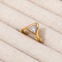 Fenny 18 Karat vergoldet Großhandel wasserdichte Mode einfache dreieckige Zirkonia Edelstahl Fingerring Trend für Frauen