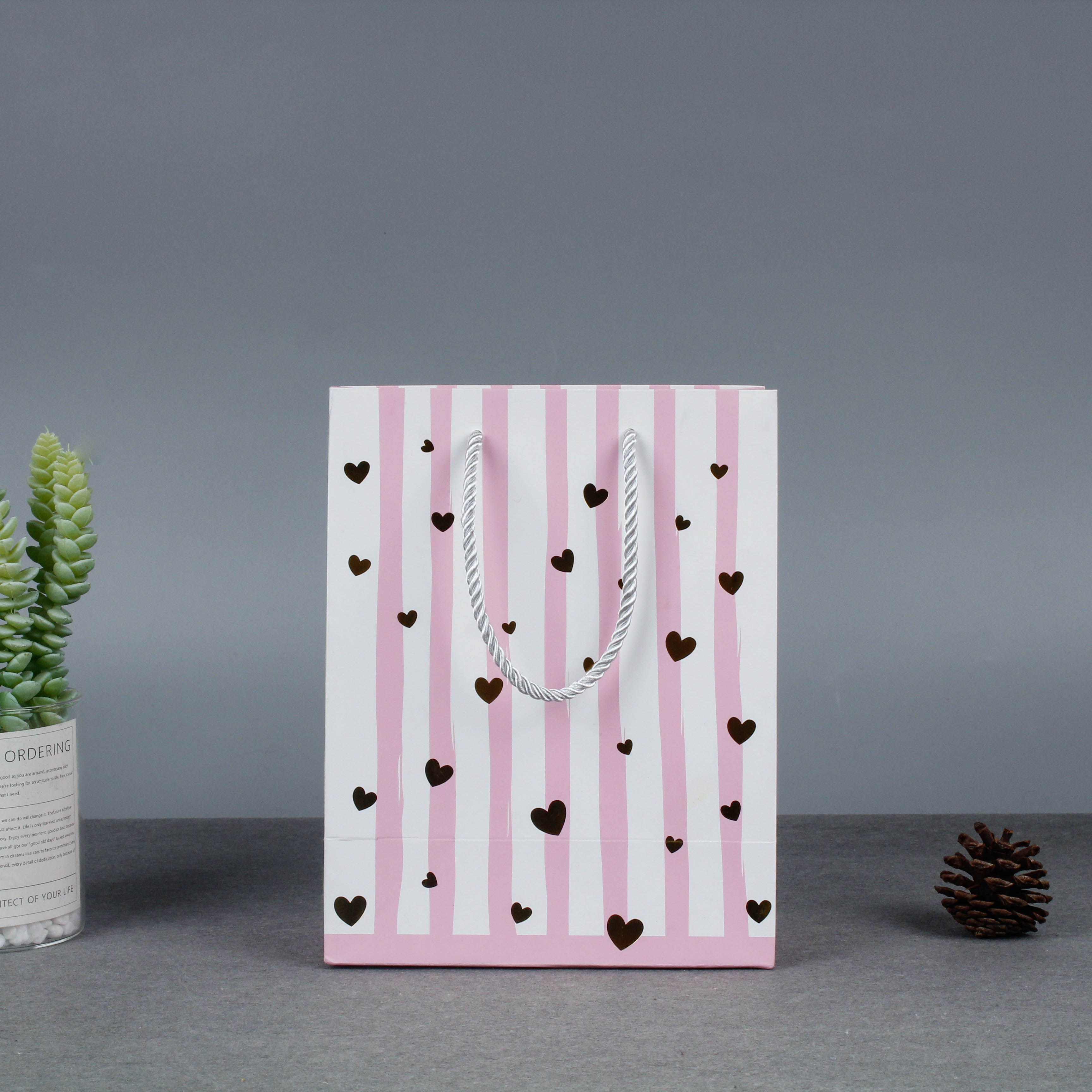 Customized Logo Design Luxury Paper Bag Gift Packaging Bag Shopping Paper Bag With Handle