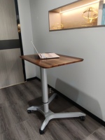 Mesa de trabajo de elevación móvil inteligente simple, ordenador de una sola columna, soporte para sentarse, ordenador portátil de pie, escritorio para dormitorio