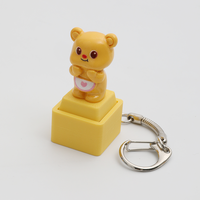 2026 MG KC-168 Porte-clés anti-stress 2-en-1 avec figurine amovible, motif ours de dessin animé, utilisable comme capuchon de clavier artisanal personnalisé et outil anti-anxiété