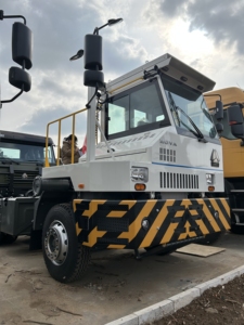 Nouveau tracteur portuaire <span class=keywords><strong>Sinotruk</strong></span> <span class=keywords><strong>Howo</strong></span> 4*2 4*4 6 roues, tracteur de terminal, transmission manuelle - Product Image 4