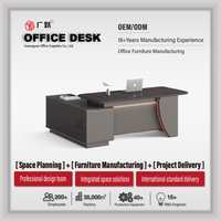 Bureau de direction de luxe, table moderne pour manager avec armoire de rangement pour espace de travail professionnel