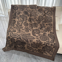 Couverture d'Aviation Jacquard Tissée Noire et Marron de Classe F pour Bébé, 100% Polyester, Motif Floral Moderne Quatre Saisons, OEM/ODM
