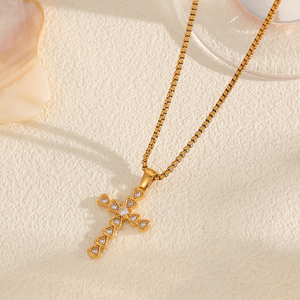 Collana da Donna Trendy con <span class=keywords><strong>Croce</strong></span> Religiosa in Acciaio Inossidabile Placcato Oro 18K e Zirconi di Alta Qualità - Product Image 4