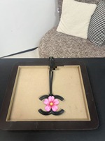 Подвеска-брелок Luo Family Double C Bag: черно-белый кожаный брелок с большим логотипом, модный нишевый аксессуар для сумки