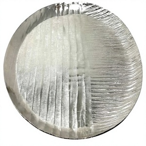 Assiettes rondes en métal texturé argenté de luxe tendance, plateau de service martelé décoratif pour mariage et réceptions - Product Image 1