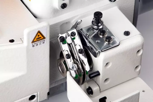 Machine à coudre interlock à cylindre petit format Jack 8770 de haute qualité avec <span class=keywords><strong>mini</strong></span> moteur servo à entraînement direct - Product Image 2