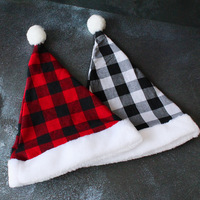 Chapeau de Père Noël du Nouvel An en gros bon marché Motif de grille à carreaux décoratifs de Noël Chapeaux de Père Noël à carreaux rouges et noirs