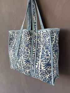 Bolso de Mano Acolchado de Algodón con Estampado de Bloques, Sostenible, para Compras, Trabajo, Viajes, Salidas Informales - Product Image 5