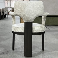 Chaise de salle à manger moderne en velours capitonné avec accoudoirs courbes, structure en bois massif, mobilier pour restaurant, café, hôtel