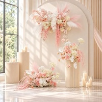 Décoration de toile de fond de mariage extérieure de luxe en soie rose, blanche, roses, hortensias et herbe de la pampa, centre de table, arrangement floral en boule