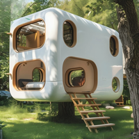 Capsule spatiale combinant l'esthétique d'une cabane en bois et d'une maison ossature pour un glamping forestier de luxe