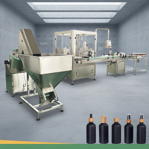 Machine de remplissage et de bouchage automatique linéaire pour flacons d'huiles essentielles liquides visqueuses de 15 ml et 45 ml, pour applications cosmétiques et chimiques - Product Image 1