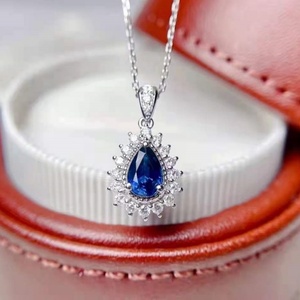 จี้เพชรโมอิสซาไนต์ทรงลูกแพร์สีน้ำเงินรอยัล 1.0 กะรัต ประดับด้วยเพชรโมอิสซาไนต์ สร้อยคอทอง 14K - Product Image 3