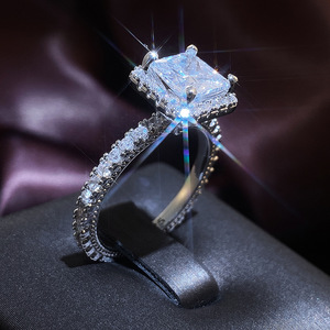 Anello di proposta scintillante a forma quadrata per donna, elegante gioiello da dito alla moda - Product Image 3