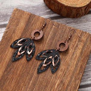 Faux cuir boucles d'oreilles trois feuilles d'érable forme Super brillant pièce mode personnalité cuir boucles d'oreilles pour femmes Uionen 868 - Product Image 2