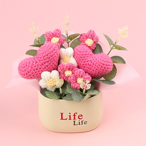 Pot de fleurs en crochet en forme de cœur, idéal pour la Saint-Valentin et la décoration de mariage - Product Image 4
