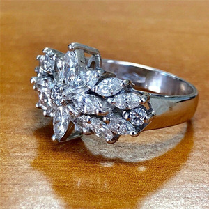 Anello Geometrico a Fiore per Donne, Design Floreale con Pietre Scintillanti, Elegante Gioiello da Dito per Matrimoni e Feste - Product Image 2