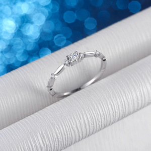 Elegante anillo de hoja de flor de moissanita de 1 quilate personalizado S925 plata y Pt950 chapado en oro para mujer - Product Image 1