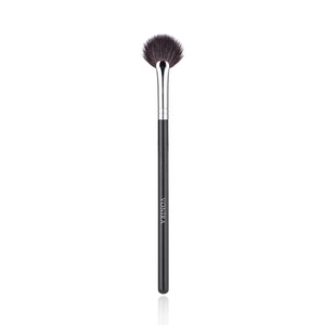Vonira Beauté Maquillage VHQ-143 Surligneur Ventilateur Buisson Avec Argent Cuivre Virole Manche Noir Personnalisé Service De Marque Privée - Product Image 1