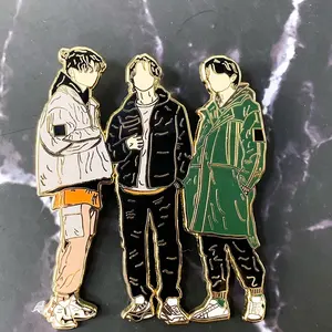 Özel toptan fabrika Metal Logo Anime Glitter bts Pin rozetleri sert emaye pimleri