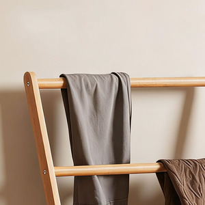 Il Nuovo Appendiabiti da Terra Pieghevole per la Testata del Letto e Riponibile Temporaneamente in Legno di Faggio Semplice - Product Image 3